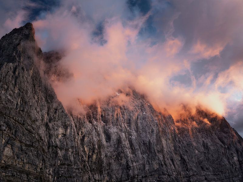 Brandende toppen in de Karwendel van Max Schiefele