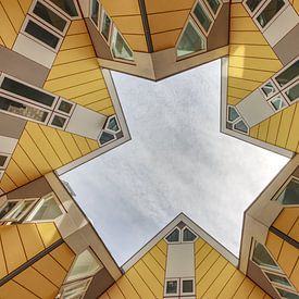 De kubuswoningen in Rotterdam van onderen gezien van Rini Braber