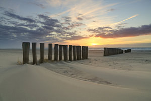 Holländischer Strand mit Stangen