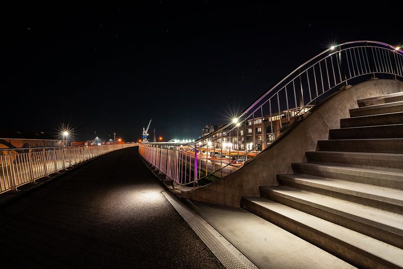 Sentier lumineux avec escaliers et balustrades et vue sur le port de Harlingen par Fotografiecor .nl