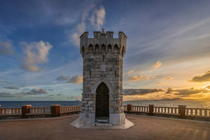Leuchtturm auf der historischen Piazza Bovio bei Sonnenuntergang, Piombino