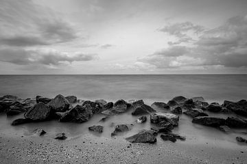 Een wijdse blik over het IJsselmeer bij Urk 2 van Ytje Veenstra