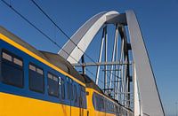 Koploper op spoorbrug.