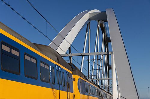 Kopter auf Eisenbahnbrücke.