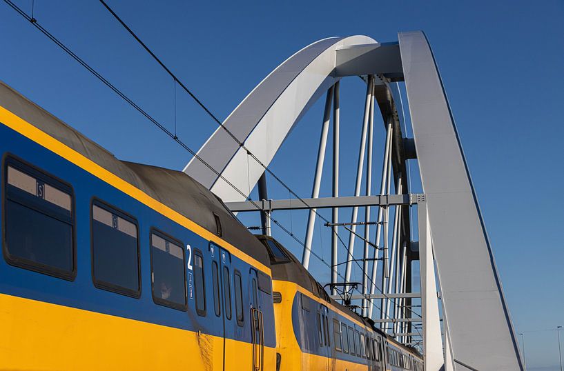 Kopter auf Eisenbahnbrücke. von Paul Veen