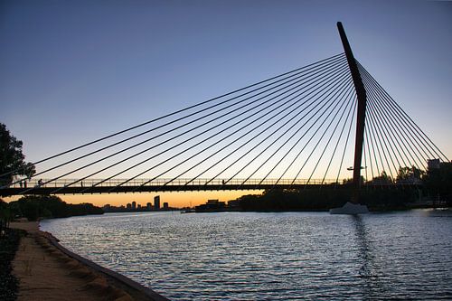 De nieuwe Boorlobrug bij zonsondergang