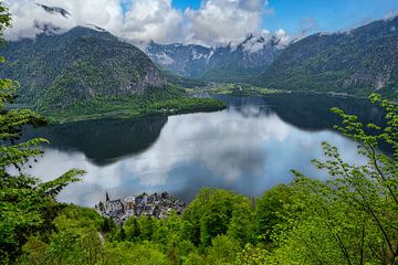 Uitzicht op het meer vanuit Hallstatt van Andreas Völkel