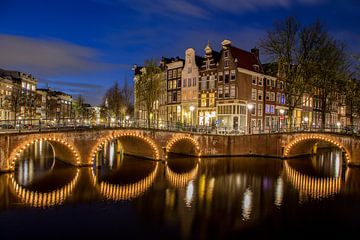 Amsterdam by night by Thea.Photo