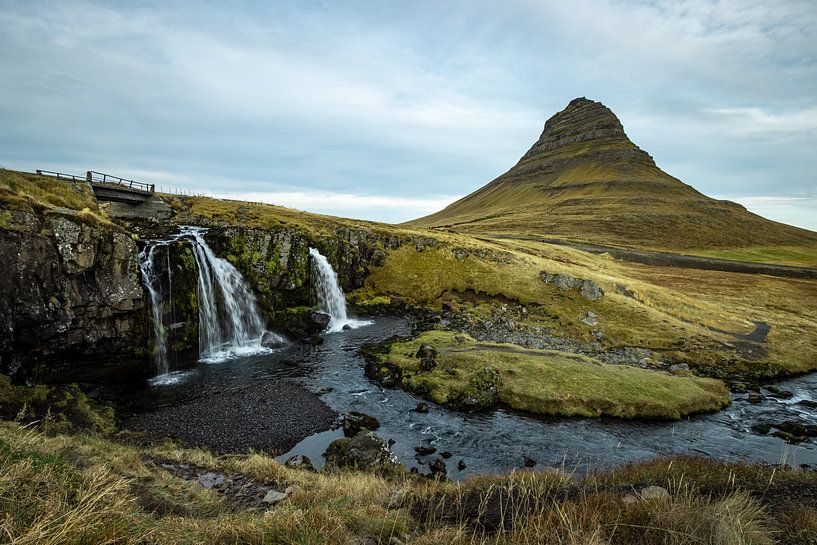 Kirkjufell met watervallen van Laura Wubben