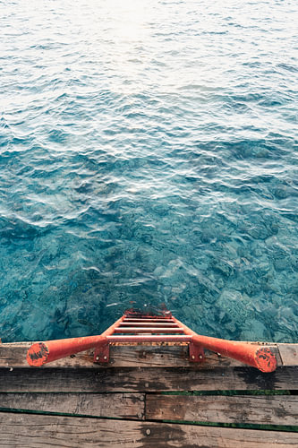 Orangefarbene Treppe im Meer