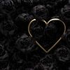 Gouden hart frame omringd door zwarte rozen van Besa Art