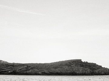 Spaziergang über die Felsen während des Sonnenuntergangs auf Ibiza