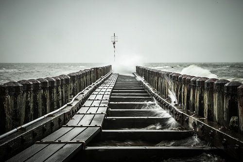Woeste zee bij kazematten Vlissingen, Zeeland