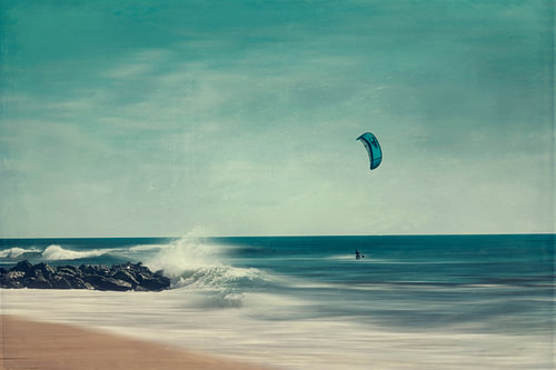 Einsamer Kitesurfer auf dem Atlantik