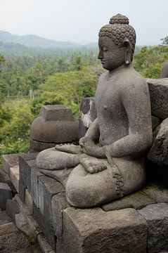 Buddah bij de Borobudur van Paula de Wit