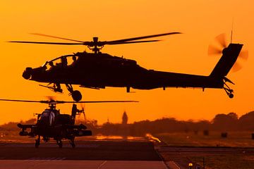 Apache helikopters tijdens zonsondergang van Jimmy van Drunen