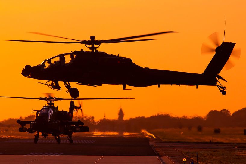 Apache helicopters during sunset von Jimmy van Drunen