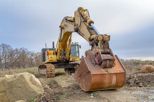 Graafmachine in een stenige omgeving