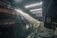 De verlaten staalfabriek met prachtig licht van Steven Dijkshoorn thumbnail