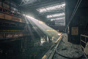 De verlaten staalfabriek met prachtig licht