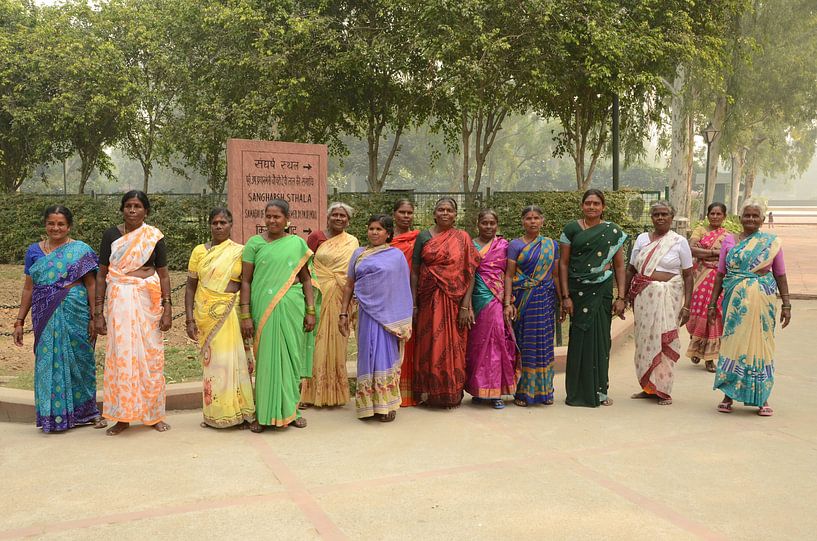 Kleurrijk geklede dames bij Raj Ghat Delhi by Anouk Hol