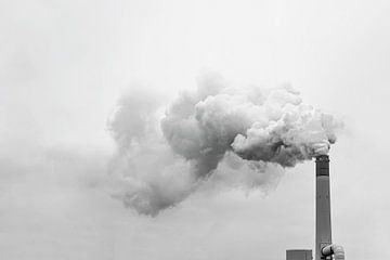 Hoge schoorsteen die rook, mist of vervuiling in de lucht afvoert van Digikhmer