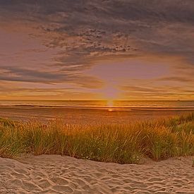 Gouden strand onder een deken van wolken van Dirk Maes