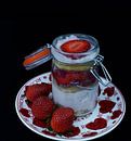 Erdbeer-Joghurt-Sahne-Bisquit und frische Früchte im Glas von Babetts Bildergalerie Miniaturansicht