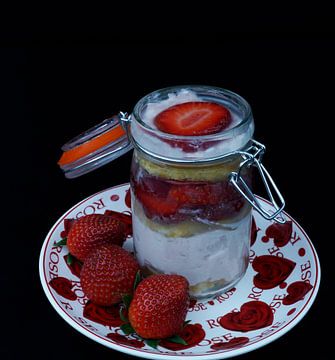 Erdbeer-Joghurt-Sahne-Bisquit und frische Früchte im Glas