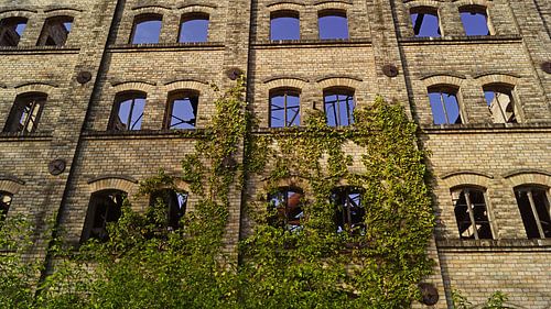 Ruïne van het pakhuis van het molencomplex Böllberg in Halle in Duitsland