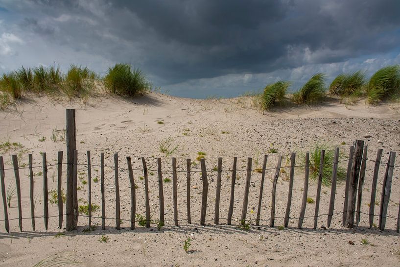 Houten hekje op de Marker Wadden van Margreet Frowijn