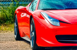 Detailansicht eines roten Sportwagens Ferrari 458 Italia im Fahrerlager