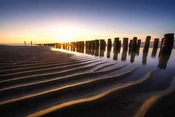 Heldere zonsondergang aan het Zeeuwse strand