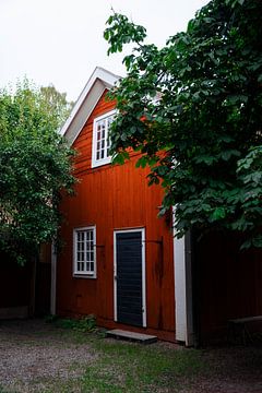 Zweeds rood houten schuurtje I Linköping van Floris Trapman