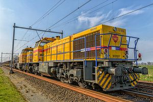 Vue de l'avant d'une locomotive de train de marchandises sur une voie ferrée sur Sjoerd van der Wal Photographie