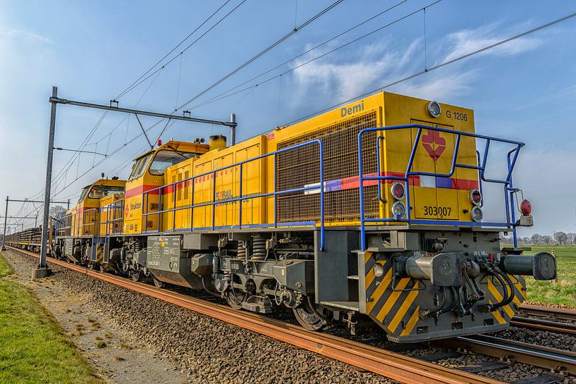 Goederentreinlocomotief vooraanzicht op een spoorbaan van Sjoerd van der Wal Fotografie