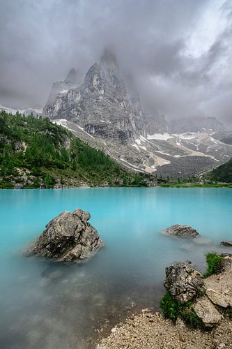 Lago di Sorapis dans les Dolomites au printemps