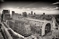 Skyline von Rotterdam mit der Markthalle und dem Blaak (schwarz-weiß) von Mark De Rooij Miniaturansicht