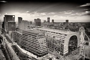 Skyline Rotterdam met de Markthal en Blaak (zwart-wit) van Mark De Rooij