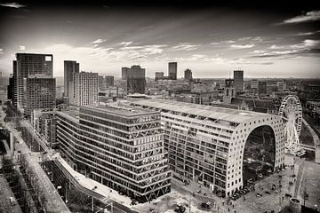 Skyline von Rotterdam mit der Markthalle und dem Blaak (schwarz-weiß) von Mark De Rooij