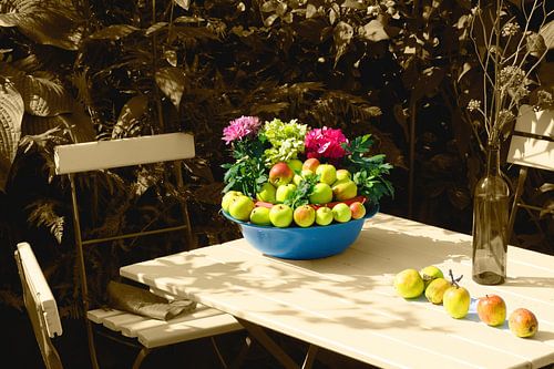 Bunte Äpfel auf dem Gartentisch