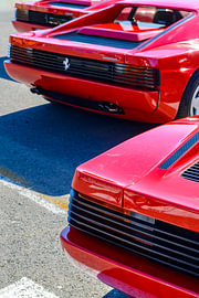 Trois voitures de sport rouges Ferrari Testarossa des années 1980