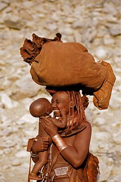 Namibie, près d'Opuwo. La tribu Himba. Mère et bébé. sur Frans Lemmens