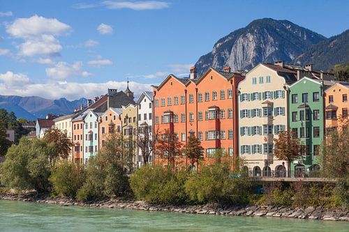 Bunte Häuserzeile Innhäuser in der Mariahilfstraße
