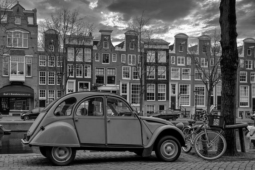Oldtimer op de gracht van Foto Amsterdam/ Peter Bartelings