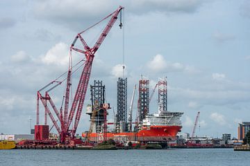 Mammoet ring kraan op de kade in schiedam van Arthur Bruinen