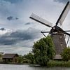 Moulin à vent à Kinderdijk - pluie menaçante ciel 3 sur Kees Goethart