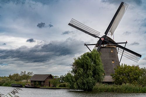 Molen in Kinderdijk – dreigende regenlucht 3 van Kees Goethart