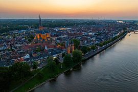 Die Altstadt von Kampen am Fluss IJssel während eines Sonnenuntergangs im Sommer von Sjoerd van der Wal Fotografie