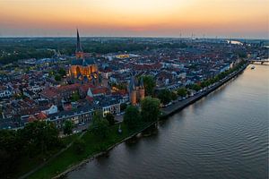 Die Altstadt von Kampen am Fluss IJssel während eines Sonnenuntergangs im Sommer